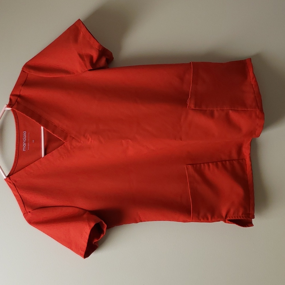 2 Mandala xs scrub top red